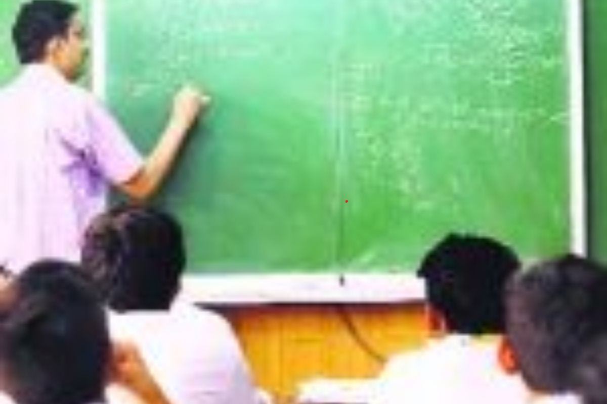 स्कूल में बच्चों को पढ़ाते शिक्षक
