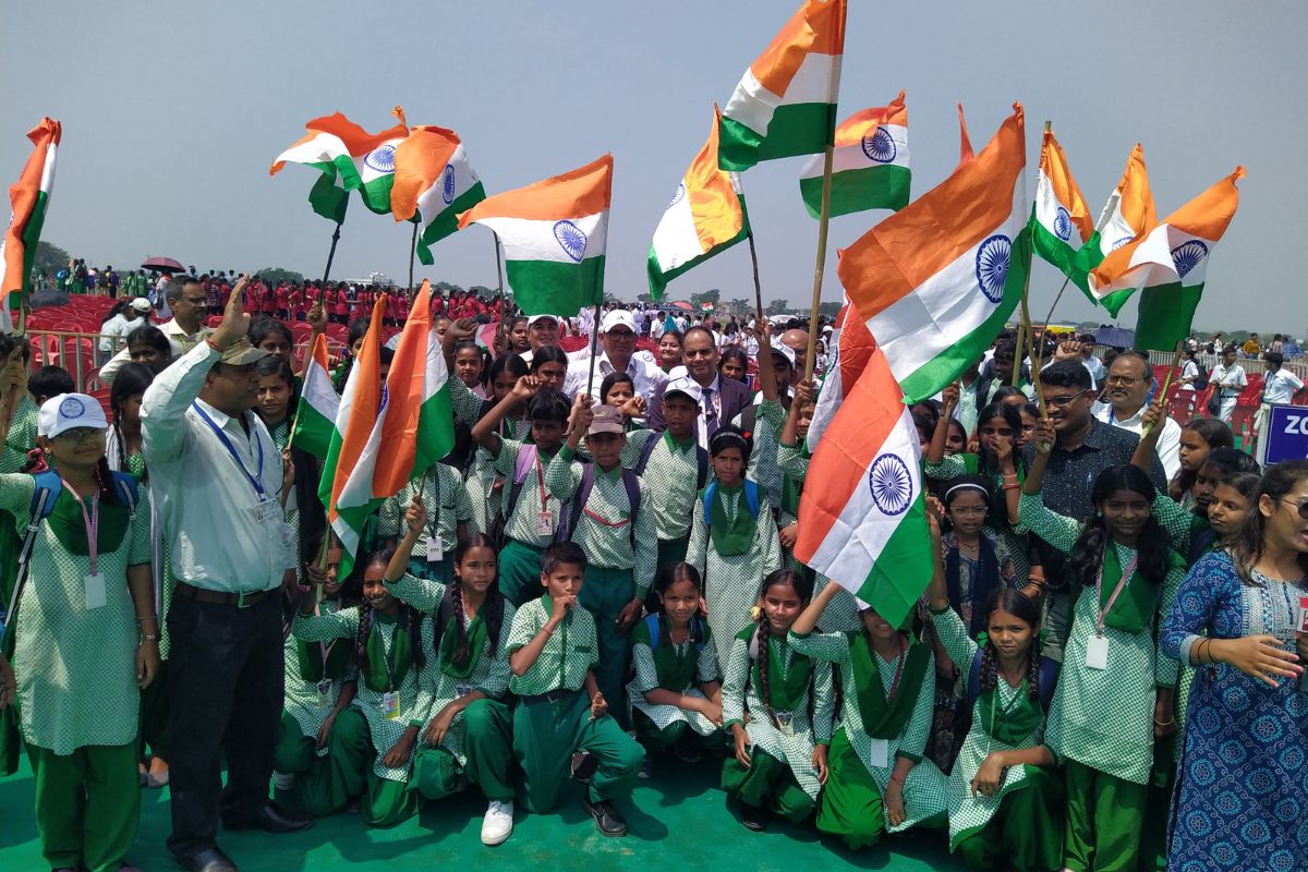 एयर शो कार्यक्रम में शामिल लोग