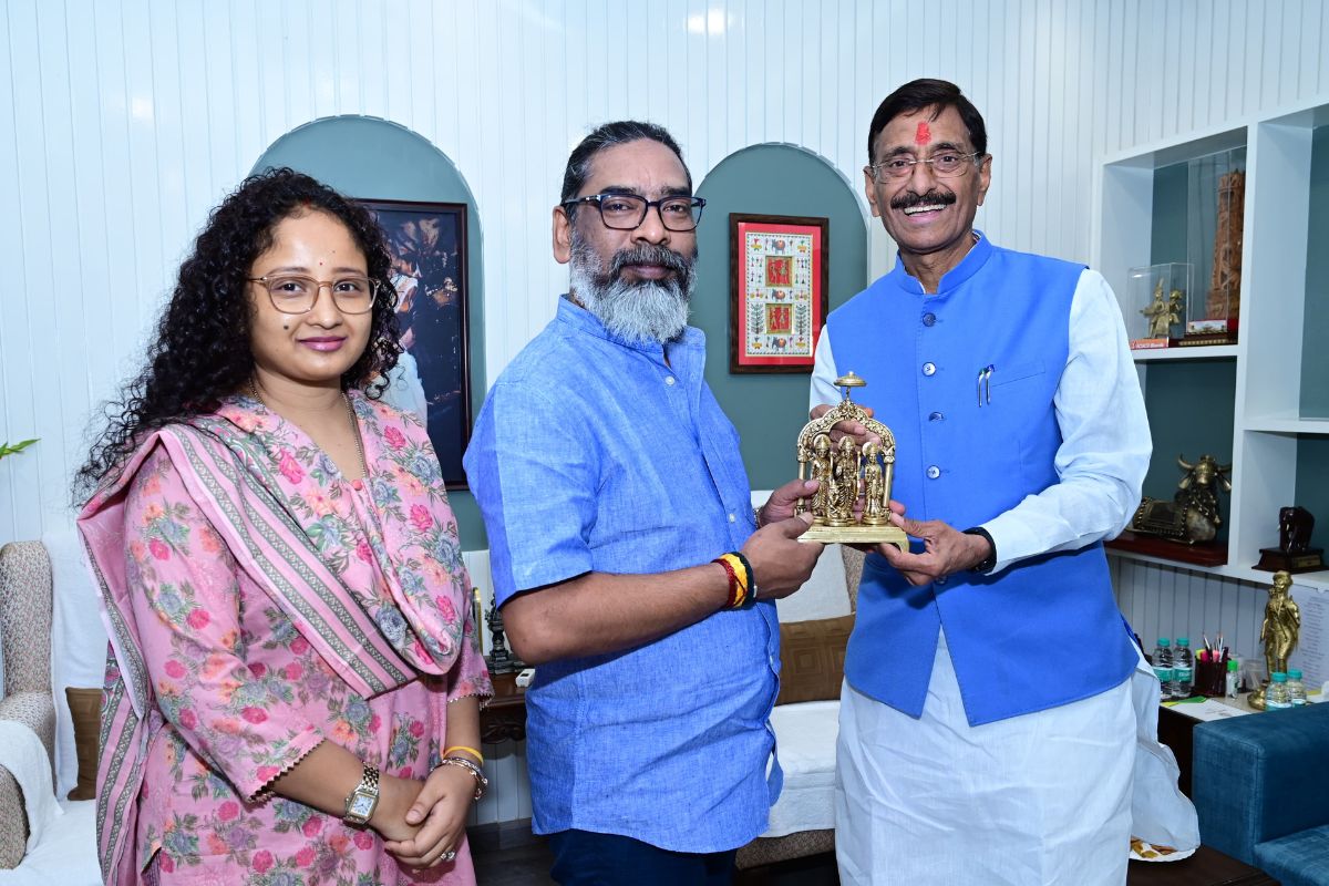 Sanjay Seth with Hemant Soren and Kalpana Soren
