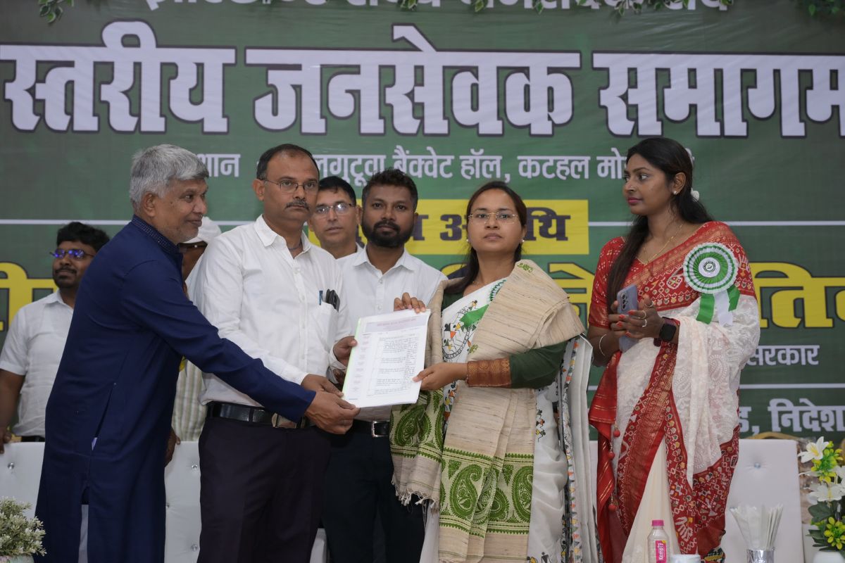 Shilpi Neha Tirkey in jansevak samagam