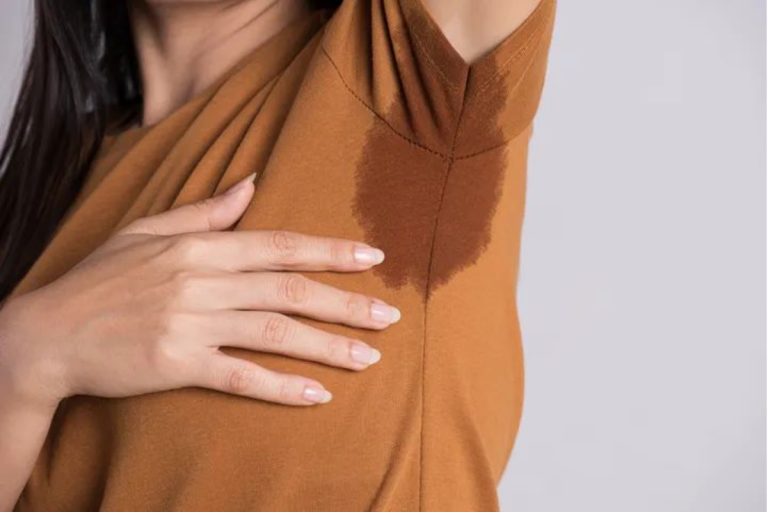 Sweaty Underarms Solutions: अंडरआर्म्स से हो रहा है कॉन्फिडेंस डाउन? लड़कियों के लिए ये स्मार्ट टिप्स आएंगे काम