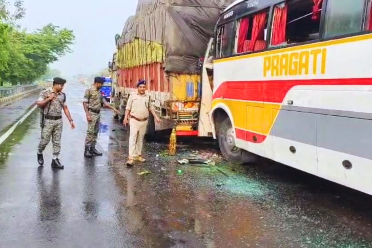 araria accident news| A high-speed bus collided with a parked truck in Araria, Bihar, 25 injured