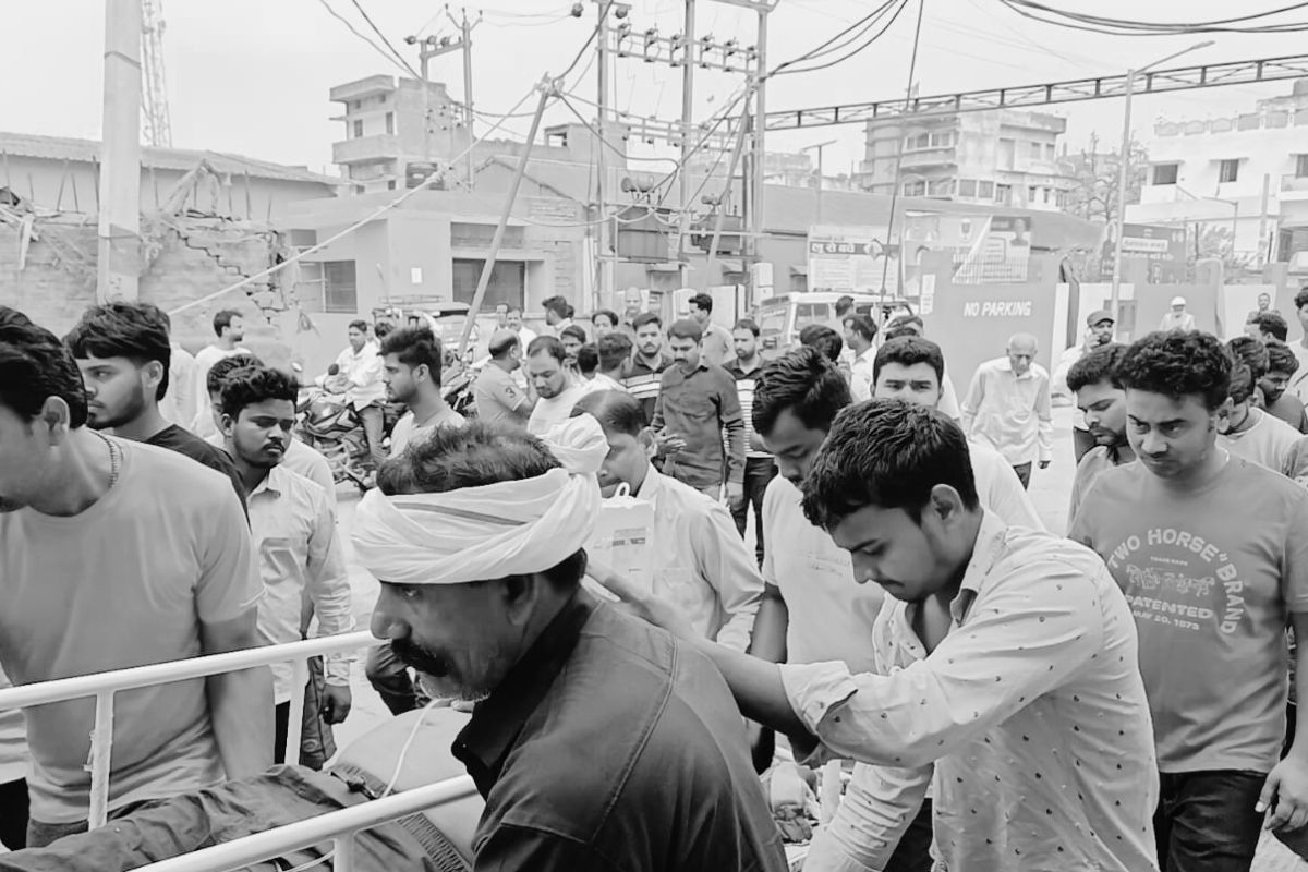 bettiah crime news| In Bettiah, a property dealer was shot while distributing his daughter's wedding card