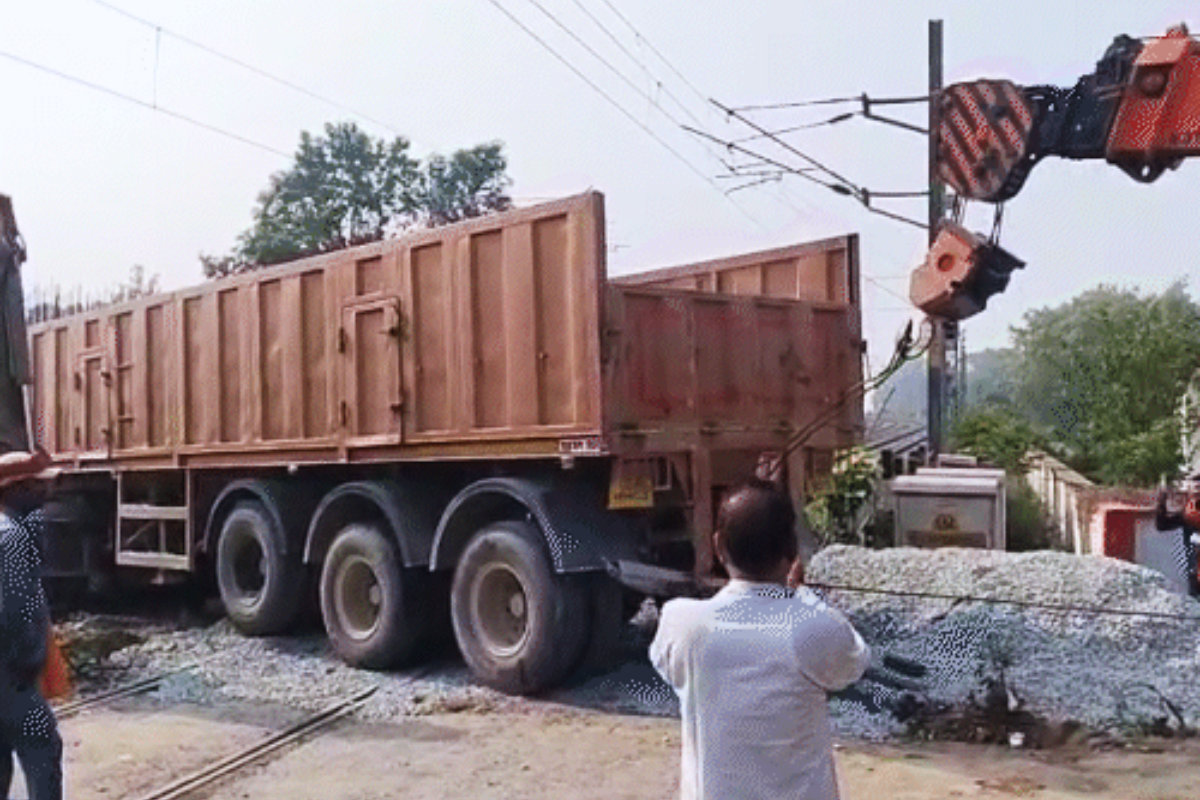 chhapra train news| A truck broke the railway gate in Chhapra, Bihar and got stuck on the track, trains were halted for three hours