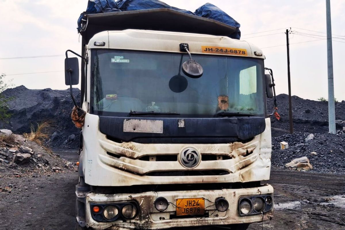 crime news jharkhand ramgarh coal load truck burnt firing