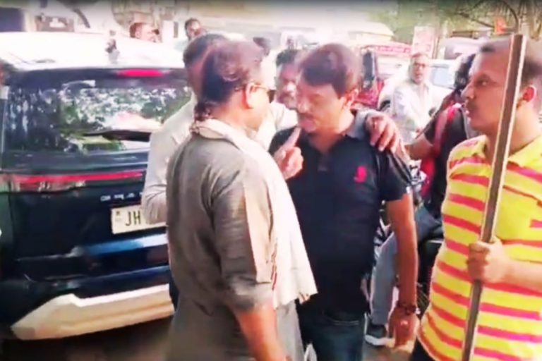 Video: धनबाद में पत्रकार पर हमला, कांग्रेस के दो गुटों में मारपीट रॉड और हेलमेट से किया हमला