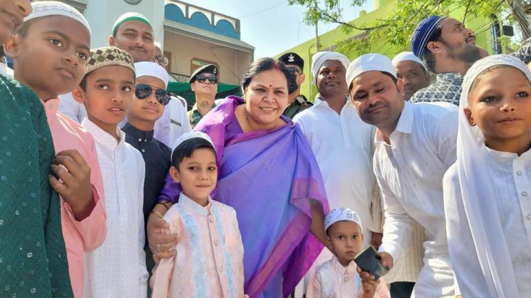 जिलेभर के ईदगाहों व मस्जिदों में अदा की गयी ईद की नमाज, दिखी चहल-पहल