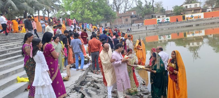 Motihri news:चैती छठ को लेकर घाटों पर उमड़ी श्रद्धालुओं की भीड़