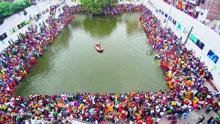 Gaya News : छठ के गीतों के बीच डूबते सूर्य को दिया अर्घ