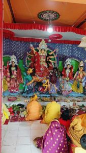 माता के दर्शन के लिए लगी श्रद्धालुओं की भीड़