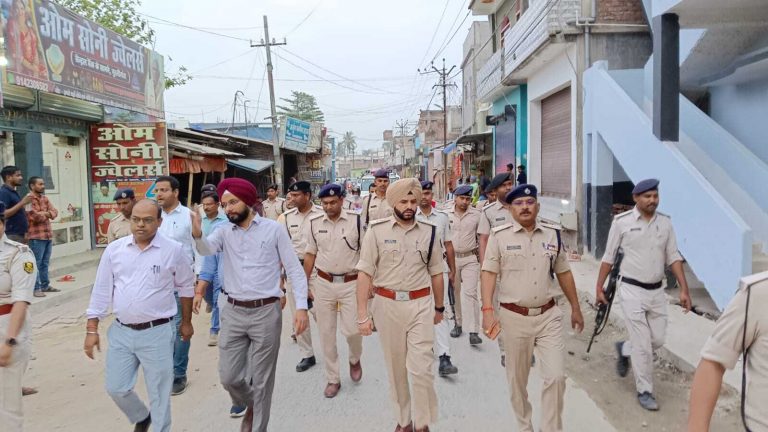 रामनवमी को लेकर प्रशासन अलर्ट, डीएम व एसपी ने किया फ्लैग मार्च