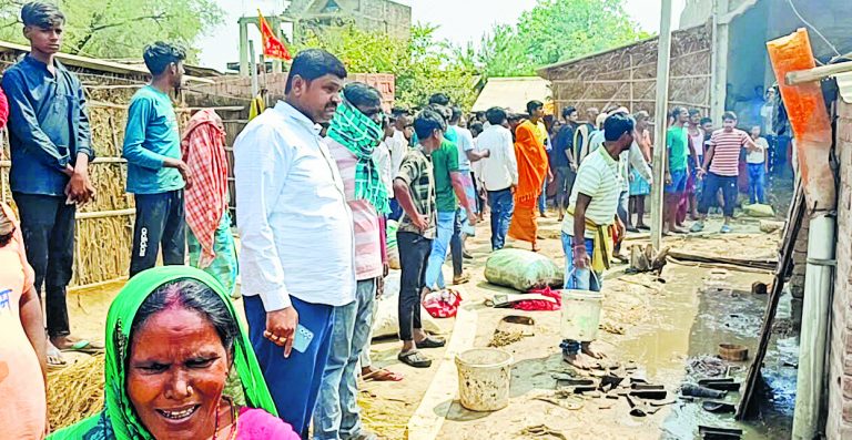 चूल्हे की चिंगारी से लगी आग, तीन घर जलकर हुए राख