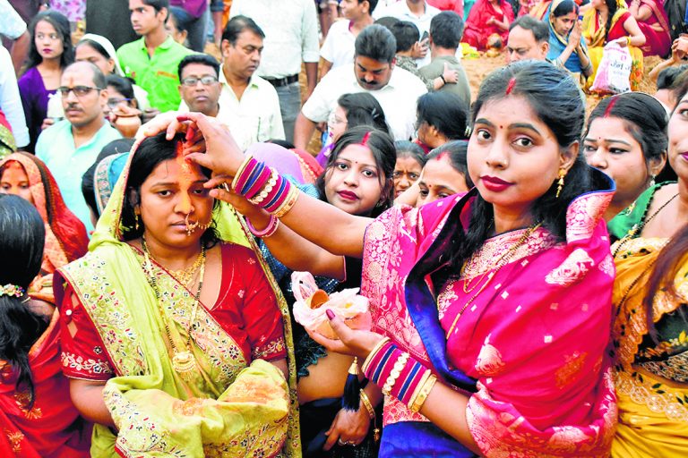 Gaya News : उगते सूर्य को अर्घ के साथ संपन्न हुआ छठ, अधिकतर घाटों पर श्रद्धालुओं की उमड़ी भीड़