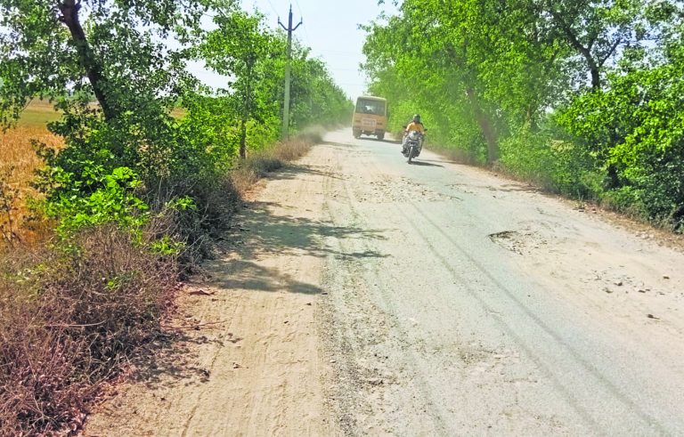 Kaimur News : कुदरा से करहगर जाने वाली सड़क गड्ढे में तब्दील