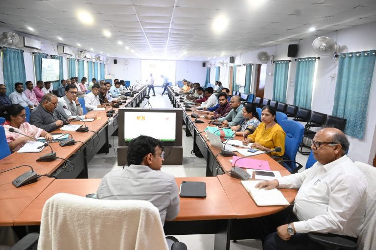 90 प्रतिशत से कम टीकाकरण पाये जाने पर संबंधित कर्मी पर करें कार्रवाई : डीसी