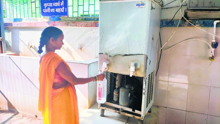 Kaimur News : अइसन इलाज के का फायदा, जब भर्ती मरीजन के दवाइयों खाये के पानी नइखे