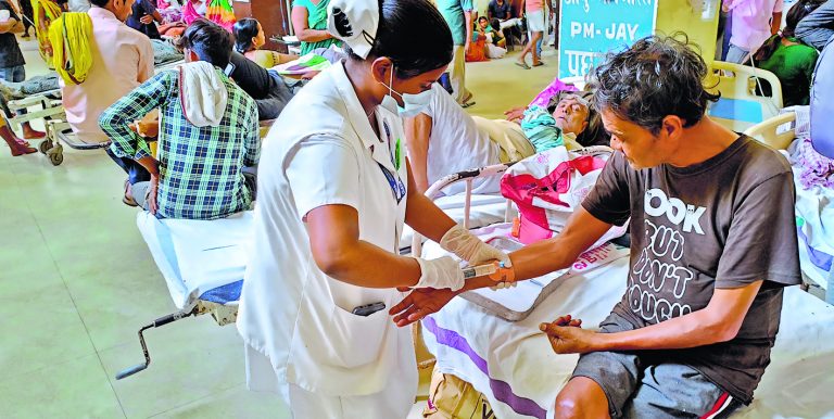 Gaya News : एएनएमएमसीएच के इमरजेंसी वार्ड में ट्रे में सिरिंज रखकर दिया जाने लगा इंजेक्शन