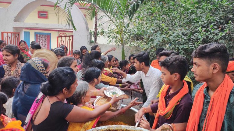 तिलौथू में सांस्कृतिक कार्यक्रम की प्रस्तुति से कलाकारों ने बांधा समां