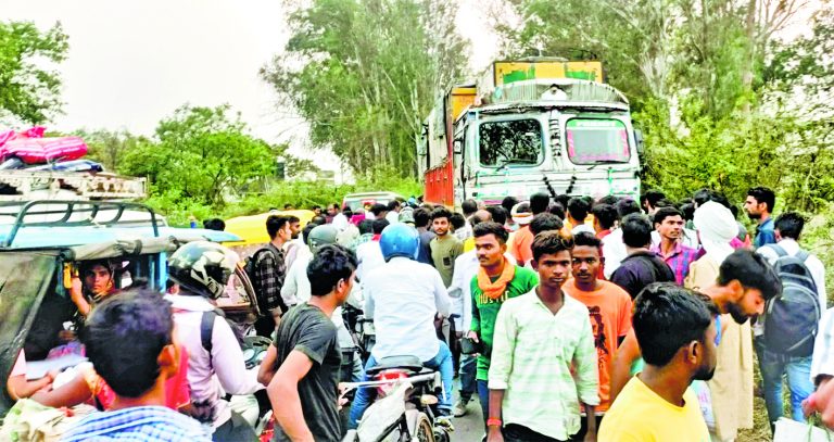 Kaimur News : सारंगपुर मोड़ पर तेज रफ्तार बाइक सवार ट्रक में घुसे, एक की मौत, दूसरा घायल