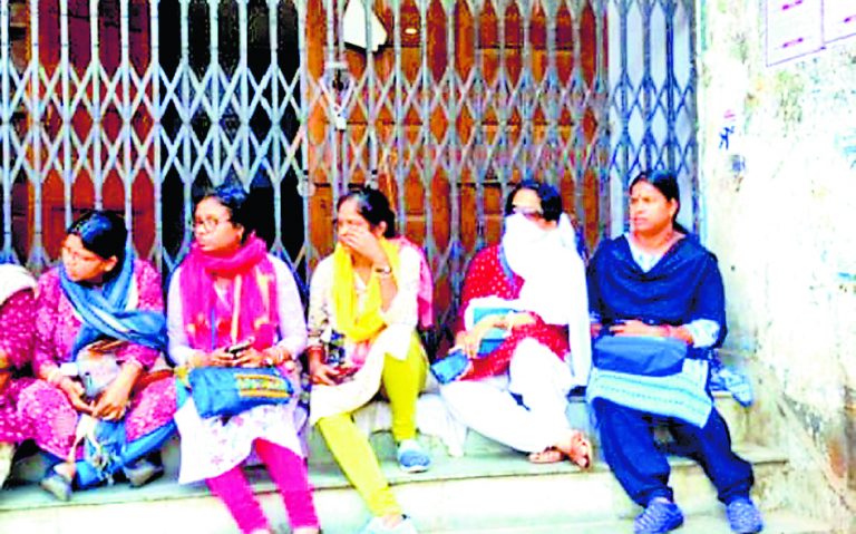 कुछ शिक्षक स्कूल पहुंचे, तो कुछ ने जताया विरोध