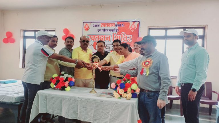 रक्तदान कर दूसरों की जिंदगी बचाने का लिया संकल्प रक्तदान कर दूसरों की जिंदगी बचाने का लिया संकल्प