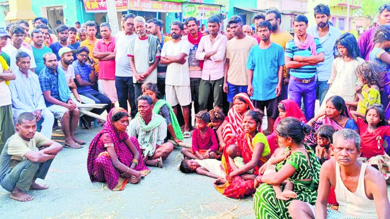ननिहाल गये पांच वर्षीय बच्चे की मैजिक वाहन की चपेट में आने से मौत, हंगामा