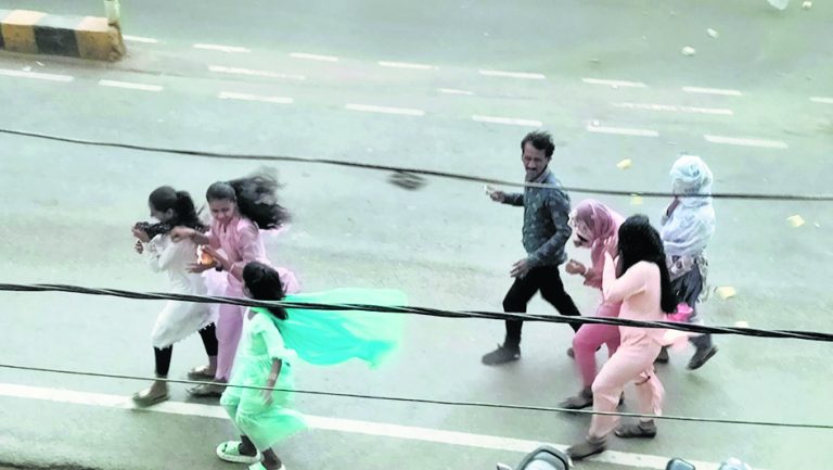 65 किमी की रफ्तार से चली आंधी व बारिश ने मचायी तबाही