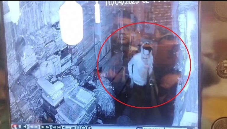 Patna news : हथुआ मार्केट की तीन दुकानों का शटर काट कर कैश व सामान समेत पांच लाख की चोरी