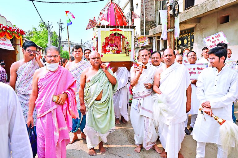 ranchi news : श्वेतांबर जैन मंदिर डोरंडा से निकली भगवान महावीर की शोभायात्रा