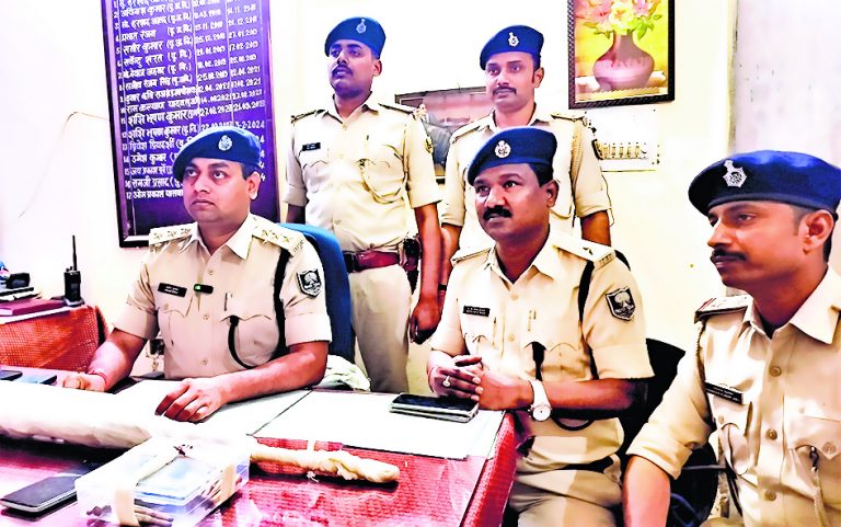 Kaimur News : बैंक से चोरी गये राइफल व कारतूस 72 घंटे में पुलिस ने किया बरामद, दो गिरफ्तार