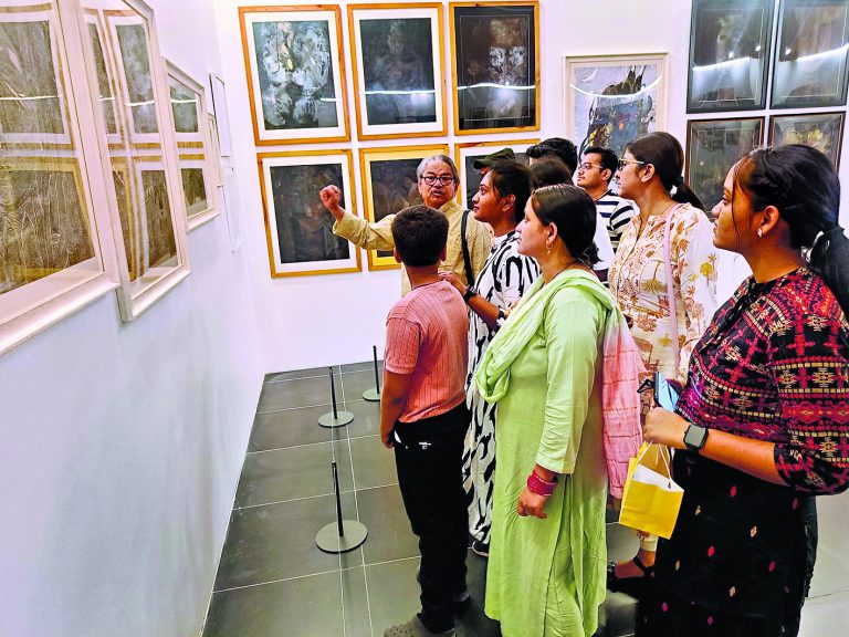 कलाकार मिलन दास की 10 पेंटिंग्स की हुई बुकिंग