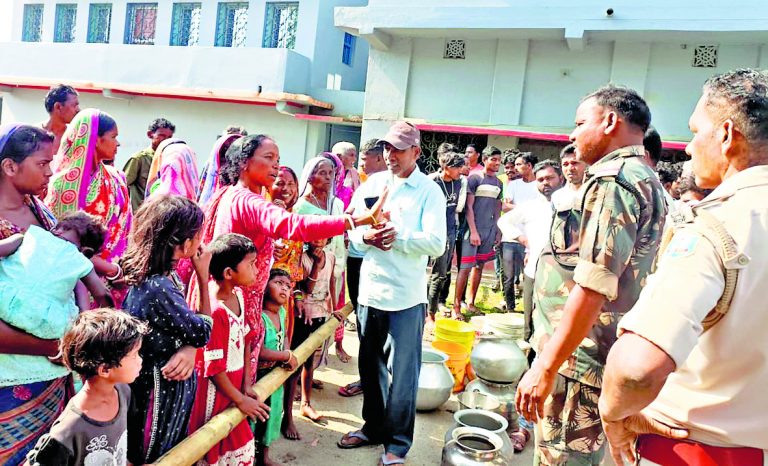 east singhbhum news: पेयजल संकट पर फूटा ग्रामीणों का गुस्सा, 4 घंटे सड़क जाम