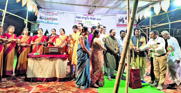 east singhbhum news: संताली नृत्य से पुरुलिया के कलाकारों ने बांधा समां
