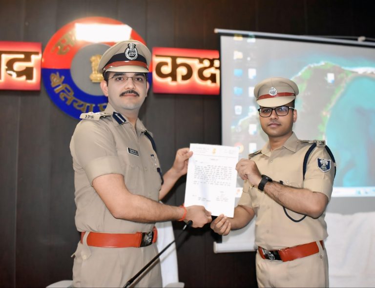 Motihari : बेहतर पुलिसिंग के लिए एसपी को मिला प्रशस्ति पत्र