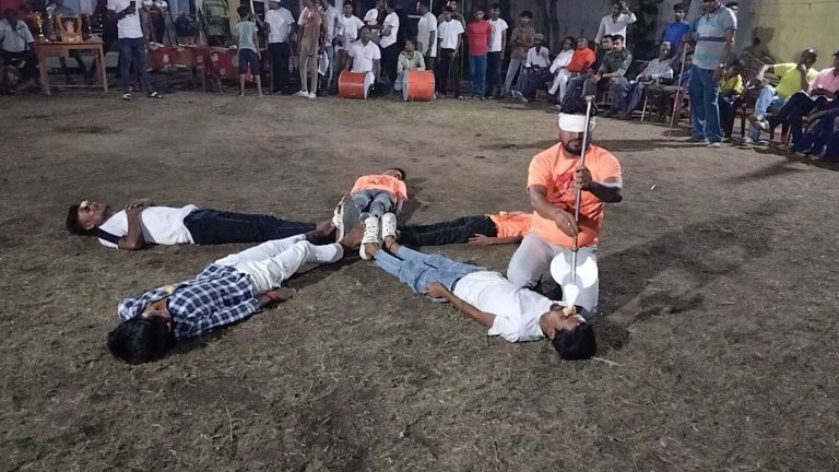 Dhanbad News : भेलाटांड़ में लाठी खेल प्रतियोगिता का आयोजन