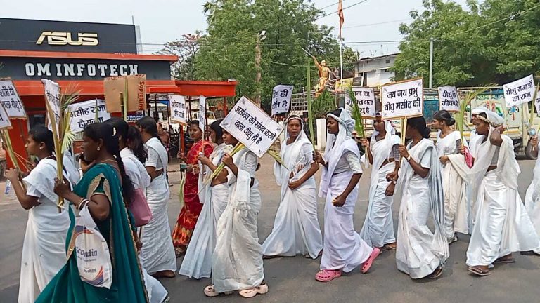 ईस्टर पर्व पर ख्रीस्त राजा की निकली शांति शोभा यात्रा