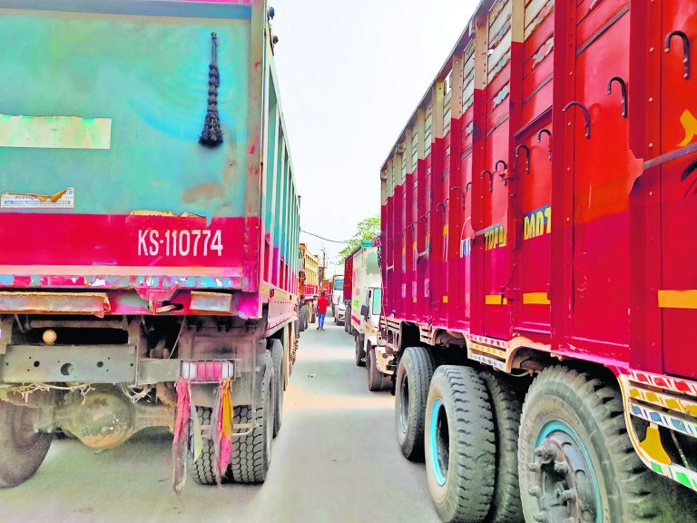 hajipur news. तीसरे दिन भी गांधी सेतु से लेकर रामाशीष चौक तक जाम के कारण लगी रही वाहनों की कतार
