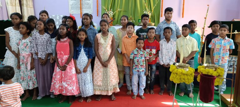 Palm Sunday: पचंबा सीएनआई चर्च में मसीही समुदाय ने मनाया खजूर पर्व