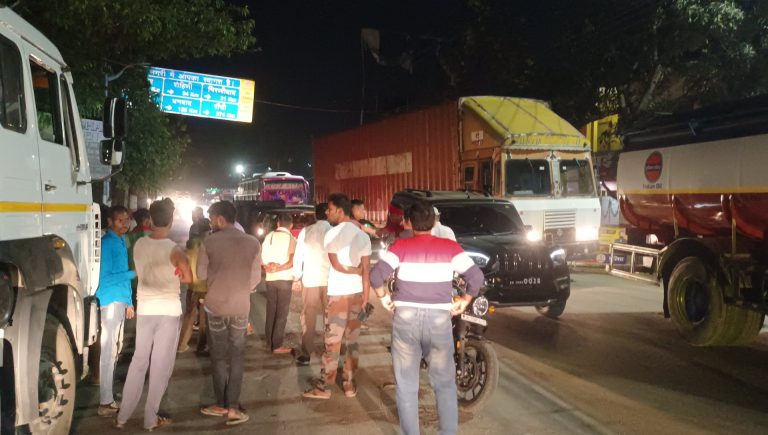 deoghar news : नशे में धुत व्यक्ति में सड़क पर खड़ी की गाड़ी, एक घंटे तक रोड जाम