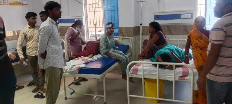 पिकअप वैन व कार में टक्कर, 10 यात्री घायल