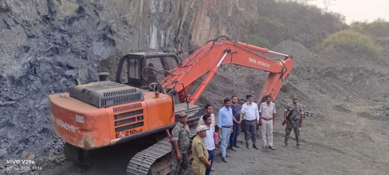 East Singhbhum News : सिसदा गांव में चल रहा था अवैध पत्थर खनन, विभाग ने जब्त किया वाहन