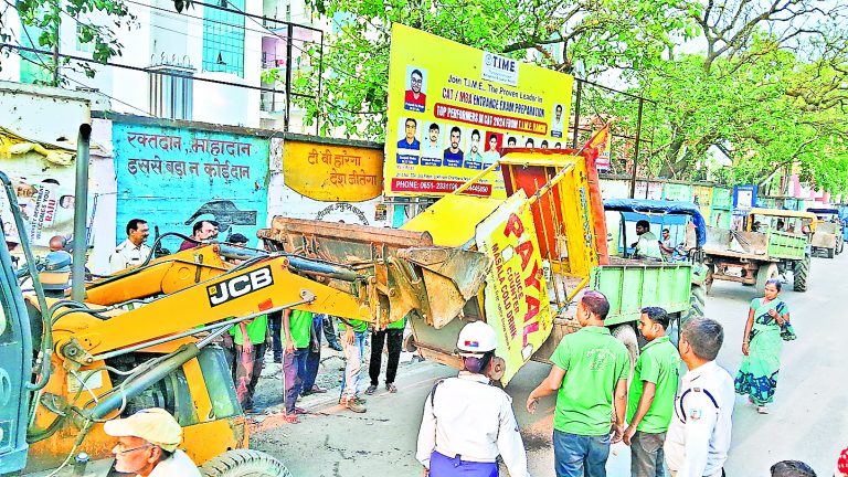 Ranchi News : मेन रोड व पुरूलिया रोड से हटाया गया अतिक्रमण