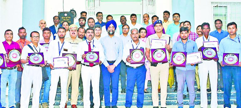 Ranchi News : उत्कृष्ट कार्य के लिए रेलवे के एक अधिकारी व 14 कर्मचारी पुरस्कृत