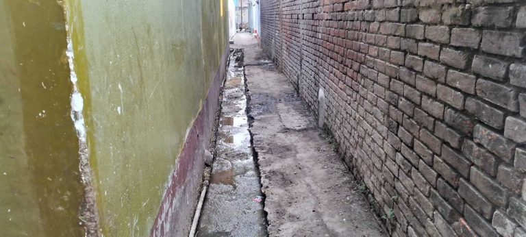 संवेदक ने नाला खोदकर छोड़ा, अब स्थानीय लोग हो रहे परेशान