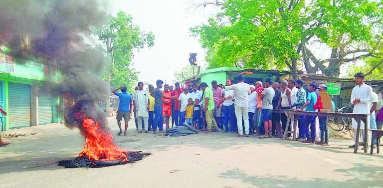 Saran News : सुरेश सिंह हत्याकांड के आरोपित की गिरफ्तारी को लेकर ग्रामीणों ने आगजनी कर जाम की सड़क