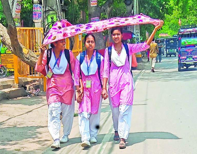 Saran News : जिले में पारा पहुंचा 38 डिग्री, धूप से हाल बेहाल