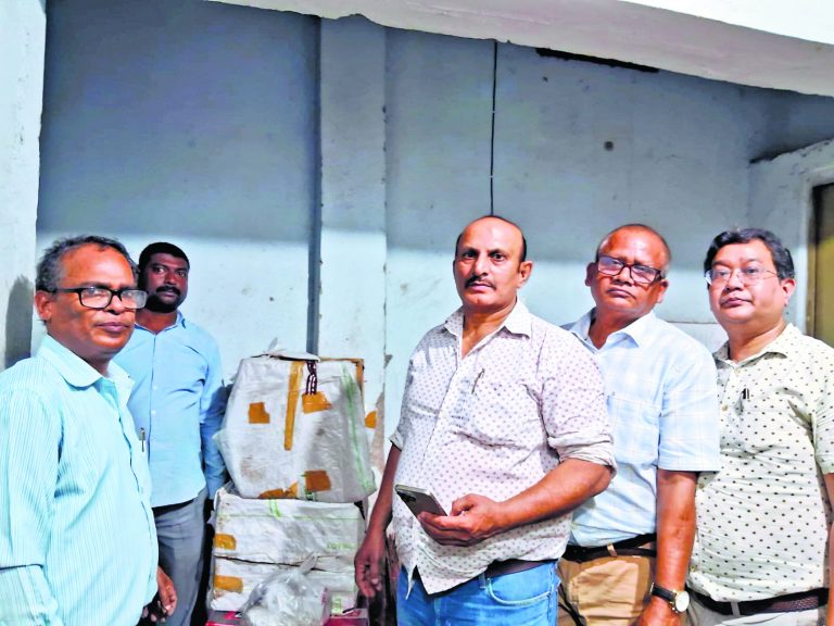 Patna News : वाचस्पति नगर में अवैध गोदाम से 12 लाख की नकली दवाएं जब्त