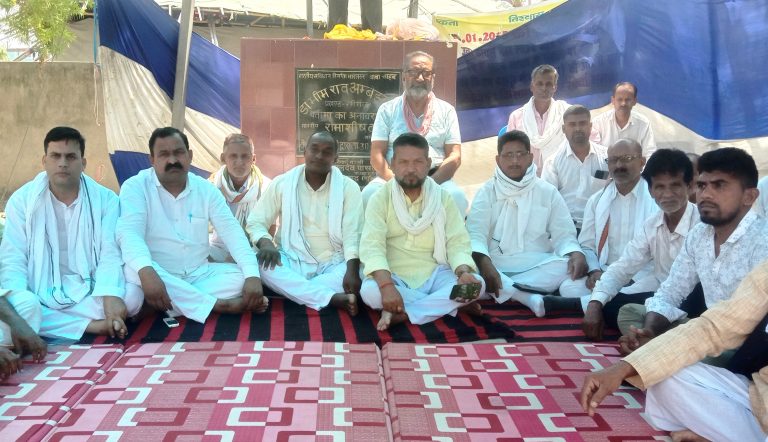 किसानों की बात नहीं सुनी गयी, तो  होगा अनिश्चितकालीन रेल चक्का जाम