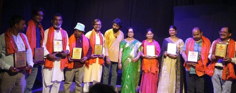 नाट्य महोत्सव के पहले दिन ‘गार्ड साहब’ व ‘महाअष्टमी’की प्रस्तुति