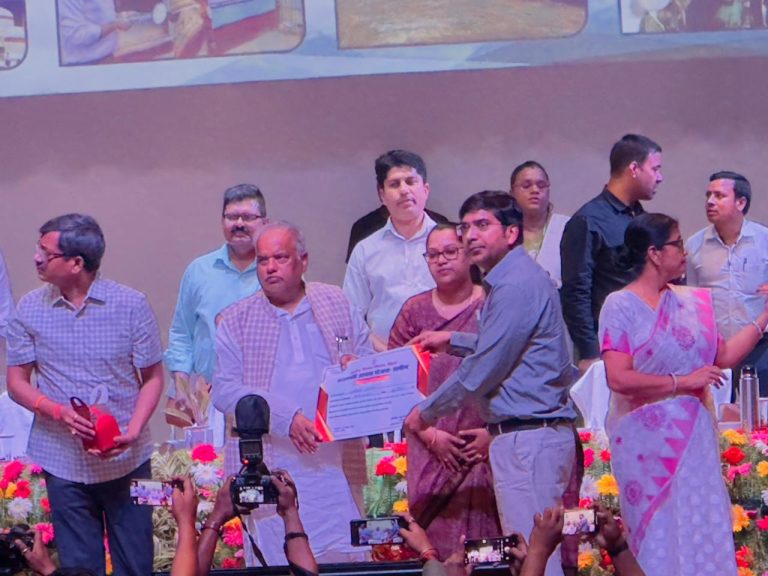 प्रखंड को प्रधानमंत्री आवास योजना में उत्कृष्ट प्रदर्शन के लिए मिला सम्मान